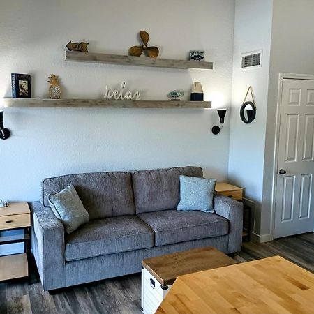 F Lakefront! Remodeled, Sleeps 4, Boat Slip, Patio, Wifi, Cable, Pool 오사지비치 외부 사진